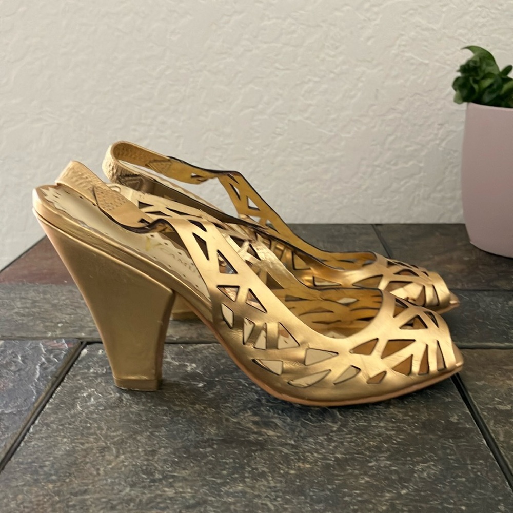 Vince Camuto "Candy" gold laser cut slingback heel in great condition size 6 1/2